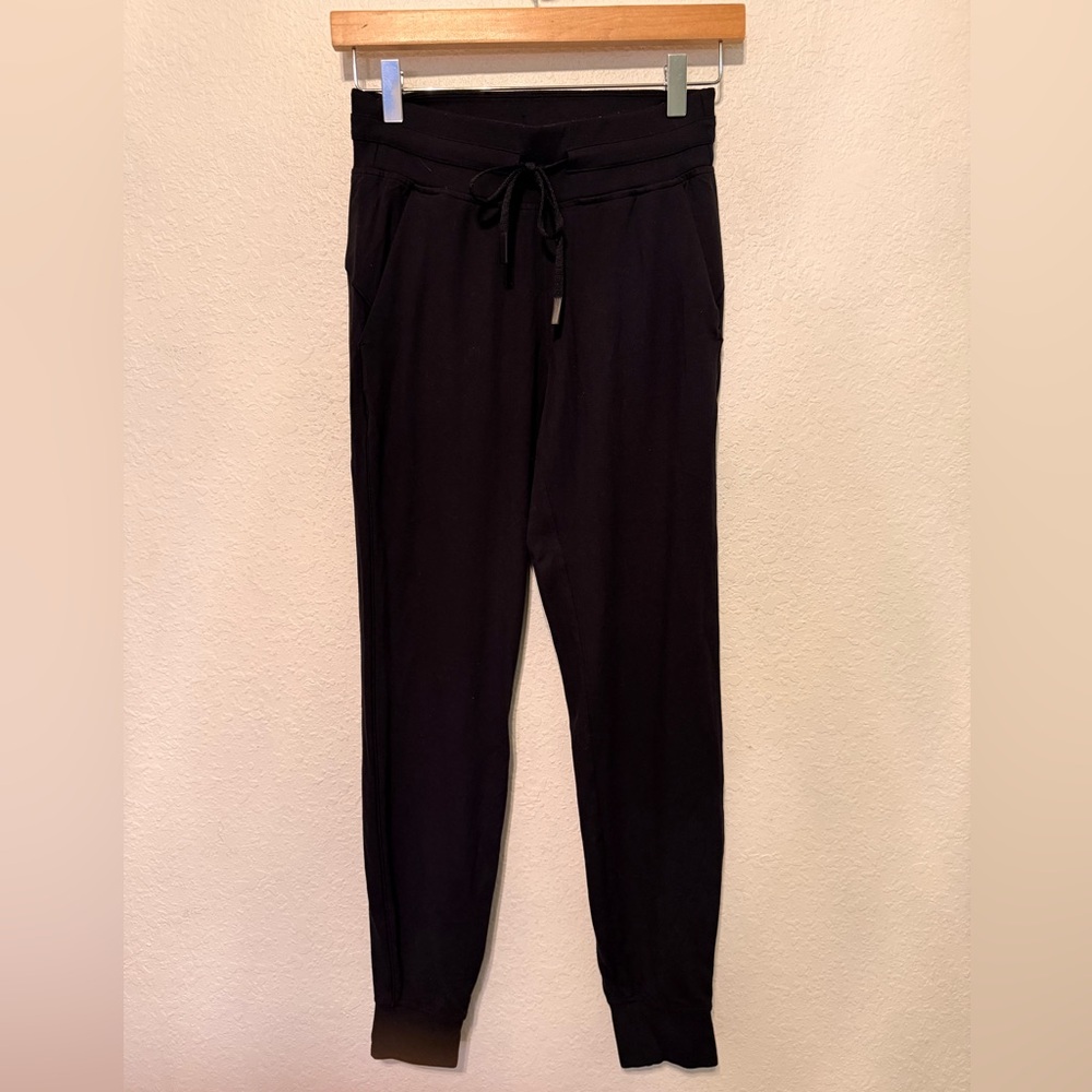 Lululemon black joggers 4